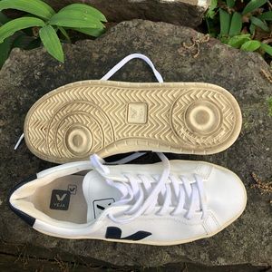 Women’s Size 9 V-10 Style Vejas